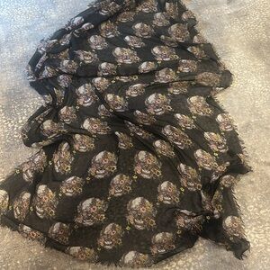 BLACK SKULL PRINT SCARF 45 x120 NWOT